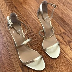NWOT Aqua Bloomingdales Gold Heels
